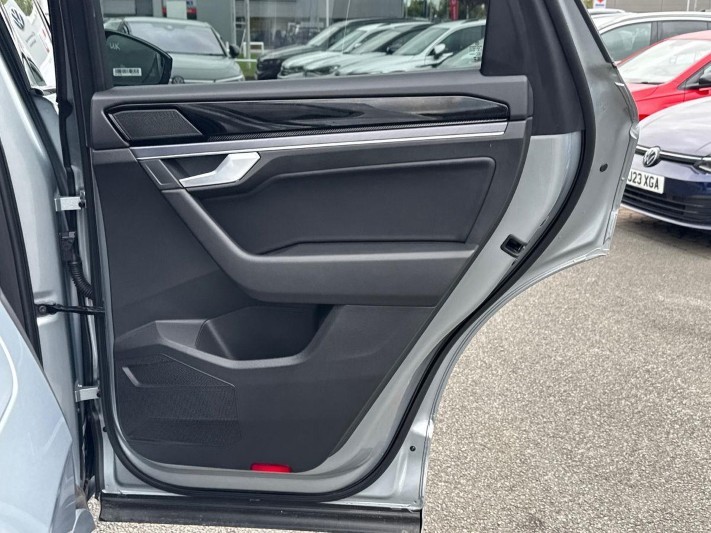2024 (24) VOLKSWAGEN TOUAREG 3.0 V6 TDI 4Motion 286 Black Edition 5dr Tip Auto 5928165