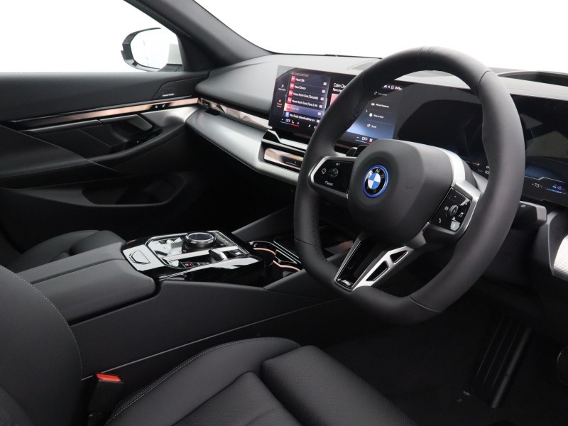  BMW 5 SERIES 530e M Sport 4dr Auto 5400322