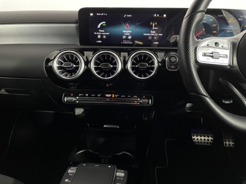 2021 (71) MERCEDES-BENZ A CLASS A180 AMG Line Premium Edition 5dr Auto 3514277