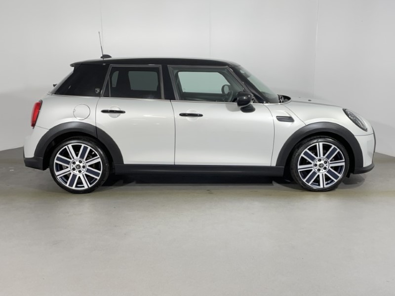2022 (72) MINI HATCHBACK 1.5 Cooper Exclusive 5dr Auto 4670777