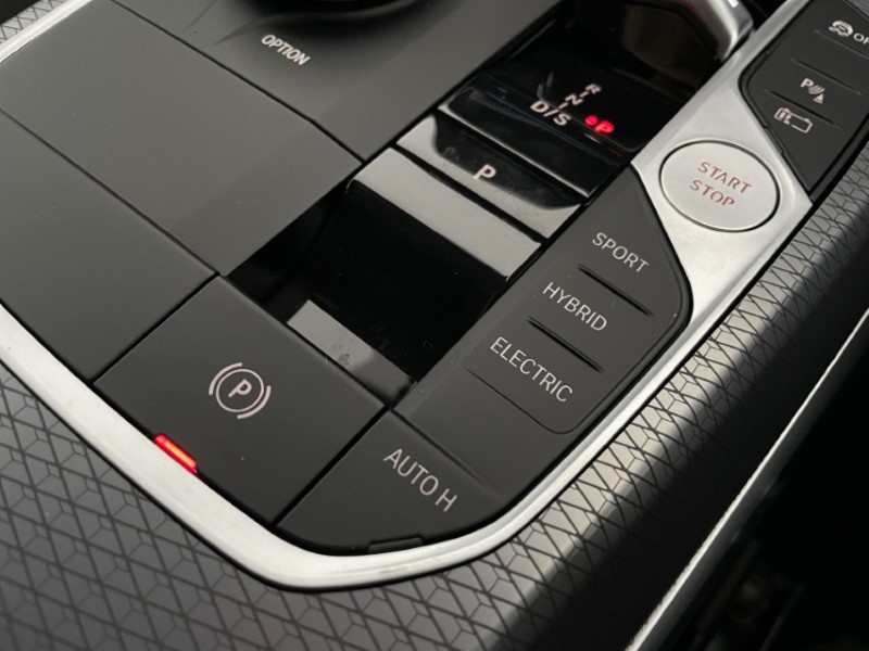 2025 (75) BMW 3 SERIES 330e 22.3 kWh M Sport 4dr Step Auto 4697087