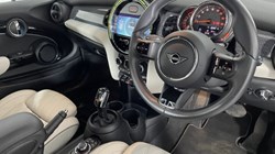 2022 (72) MINI HATCHBACK 1.5 Cooper Exclusive 3dr Auto 4697684