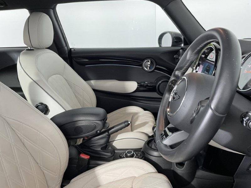 2022 (72) MINI HATCHBACK 1.5 Cooper Exclusive 3dr Auto 4697685