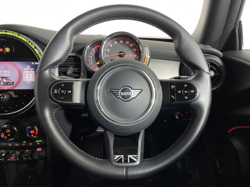 2022 (72) MINI HATCHBACK 1.5 Cooper Exclusive 3dr Auto 4695707