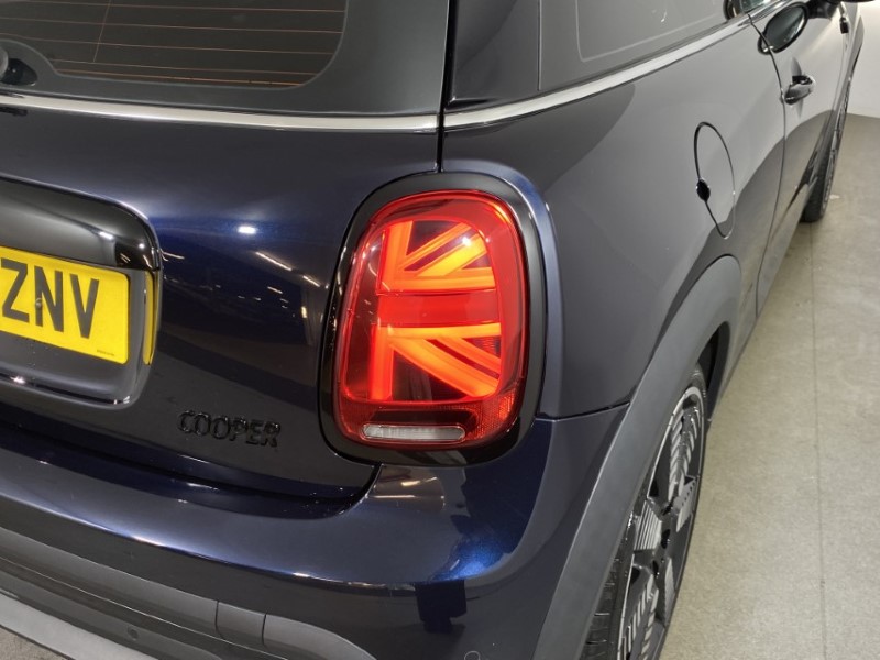 2022 (72) MINI HATCHBACK 1.5 Cooper Exclusive 3dr Auto 4695729