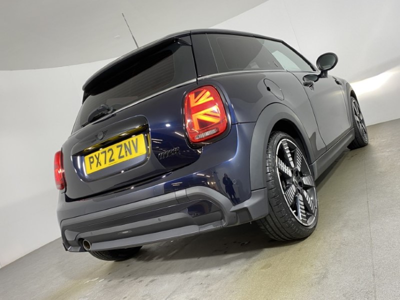2022 (72) MINI HATCHBACK 1.5 Cooper Exclusive 3dr Auto 4695738