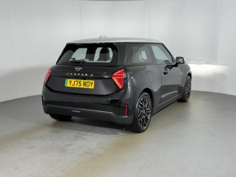 2026 (75) MINI COOPER 160kW SE Exclusive 54kWh 3dr Auto 5676745