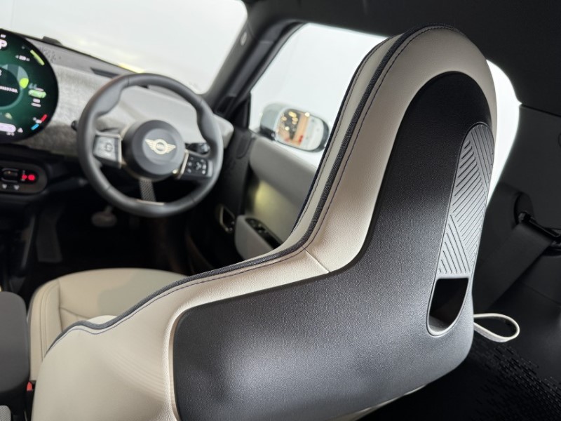 2026 (75) MINI COOPER 160kW SE Exclusive 54kWh 3dr Auto 5676585
