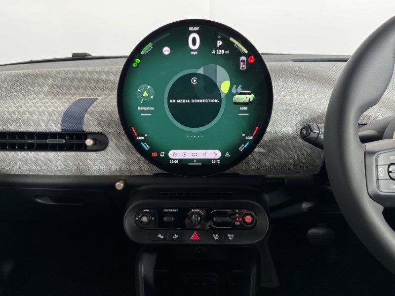 2026 (75) MINI COOPER 160kW SE Exclusive 54kWh 3dr Auto 5676538