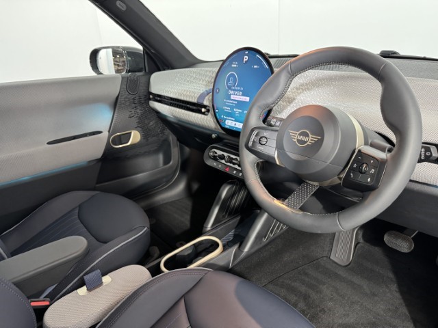 2025 (25) MINI COOPER 135kW E Exclusive 41kWh 3dr Auto 5038474