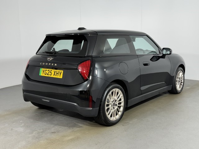 2025 (25) MINI COOPER 135kW E Exclusive 41kWh 3dr Auto 5038507