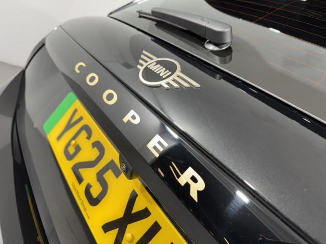2025 (25) MINI COOPER 135kW E Exclusive 41kWh 3dr Auto 5038481