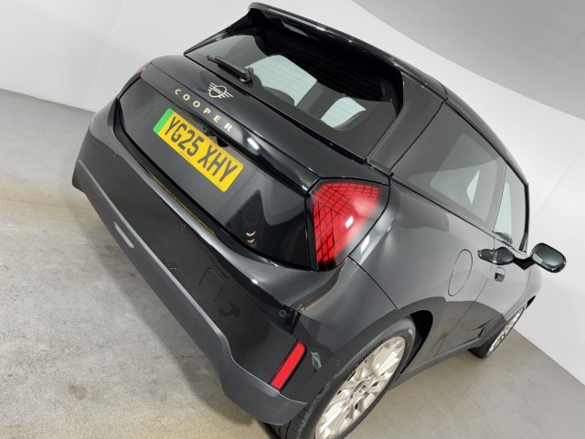 2025 (25) MINI COOPER 135kW E Exclusive 41kWh 3dr Auto 5038486