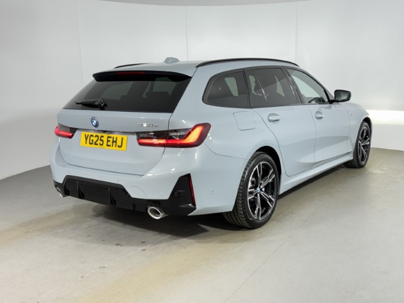 2025 (25) BMW 3 SERIES 330e 22.3 kWh M Sport 5dr Step Auto 5073852