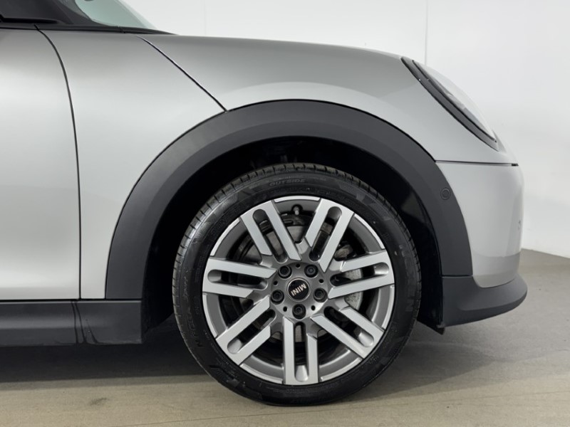2025 (75) MINI COOPER 1.5 C Classic 3dr Auto 5479243