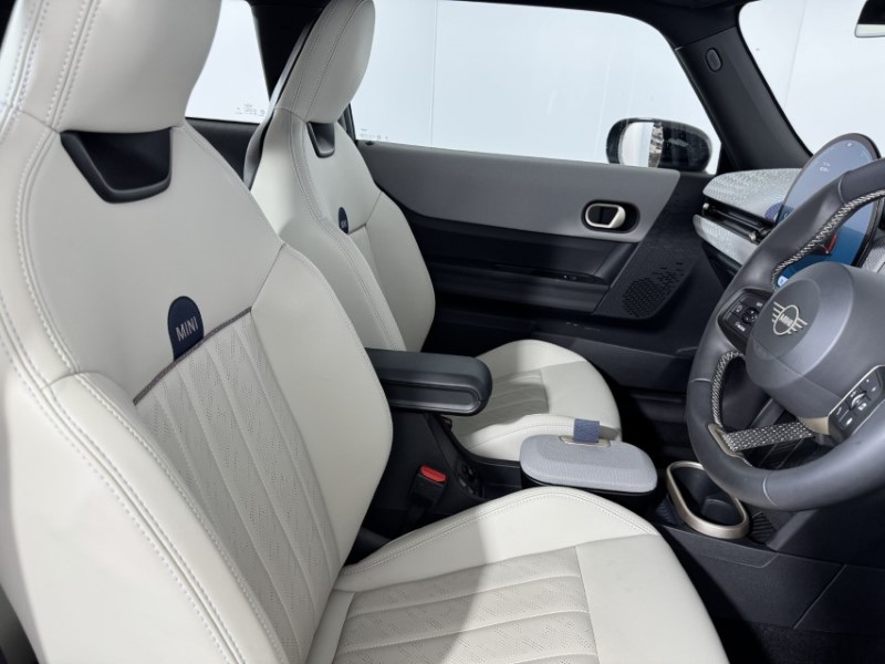 2024 (74) MINI COOPER 1.5 C Exclusive 3dr Auto 5697154