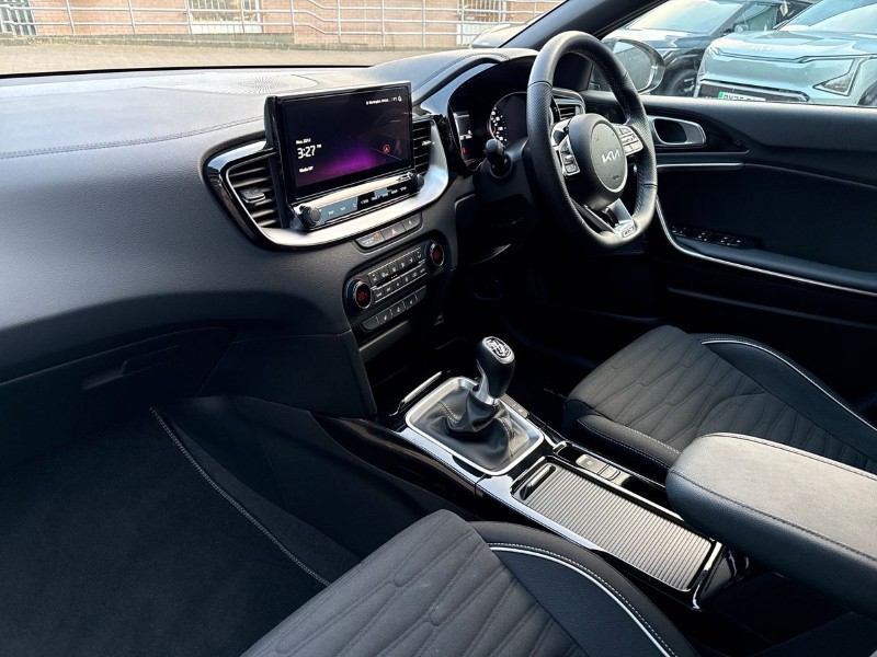 2025 (25) KIA CEED 1.5T GDi ISG 138 GT-Line 5dr 4900956