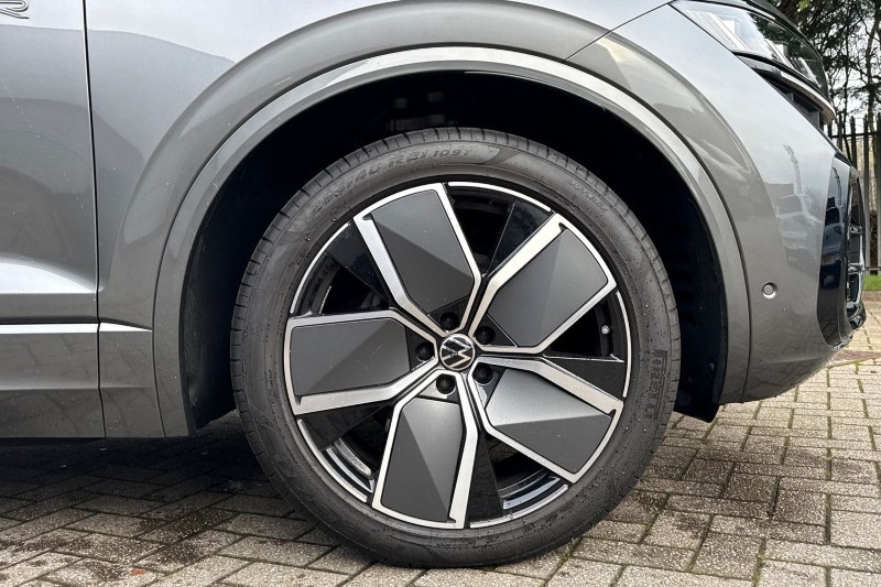 2025 (75) VOLKSWAGEN TOUAREG 3.0 V6 TDI 4Motion 286 Black Edition 5dr Tip Auto 4891538