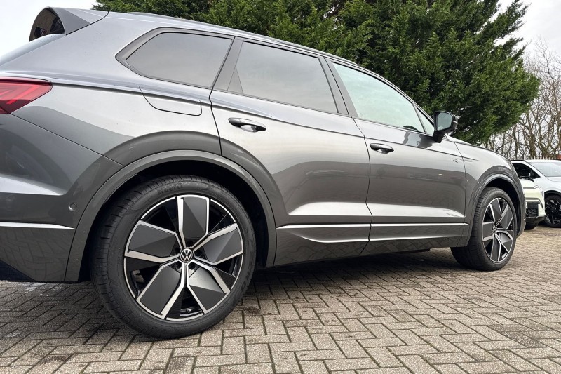 2025 (75) VOLKSWAGEN TOUAREG 3.0 V6 TDI 4Motion 286 Black Edition 5dr Tip Auto 4907779