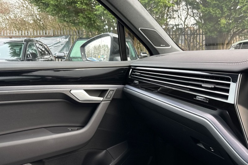 2025 (75) VOLKSWAGEN TOUAREG 3.0 V6 TDI 4Motion 286 Black Edition 5dr Tip Auto 4891560