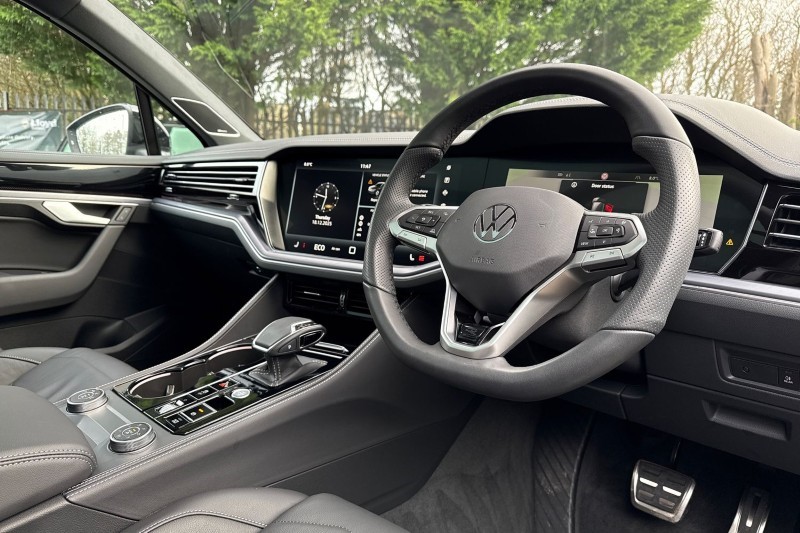 2025 (75) VOLKSWAGEN TOUAREG 3.0 V6 TDI 4Motion 286 Black Edition 5dr Tip Auto 4891541