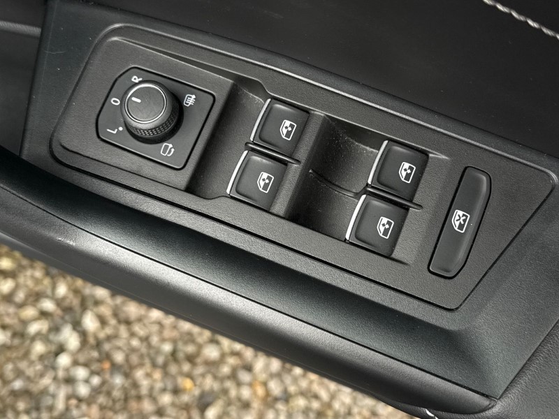 2023 (73) VOLKSWAGEN T-ROC 1.5 TSI R-Line 5dr 5040933