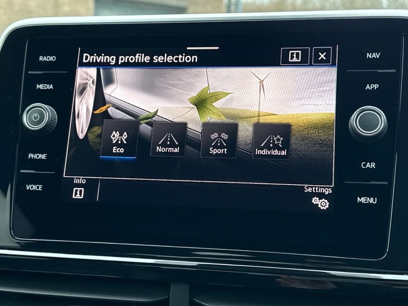 2023 (73) VOLKSWAGEN T-ROC 1.5 TSI R-Line 5dr 5040945