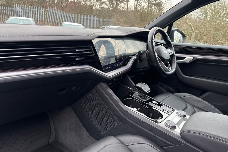 2023 (23) VOLKSWAGEN TOUAREG 3.0 V6 TDI 4Motion Black Edition 5dr Tip Auto 4989950