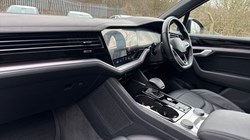 2023 (23) VOLKSWAGEN TOUAREG 3.0 V6 TDI 4Motion Black Edition 5dr Tip Auto 4989950