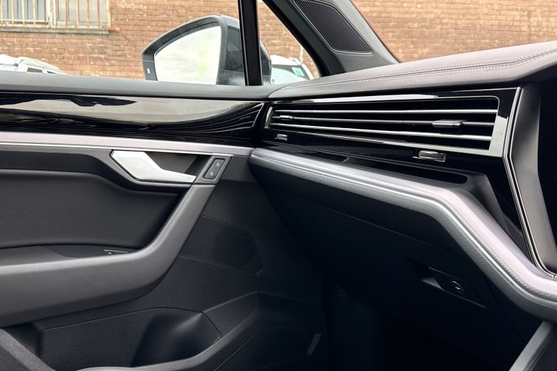 2023 (23) VOLKSWAGEN TOUAREG 3.0 V6 TDI 4Motion Black Edition 5dr Tip Auto 4989946