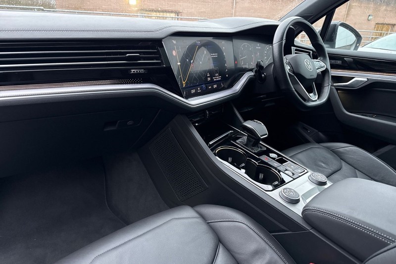 2022 (71) VOLKSWAGEN TOUAREG 3.0 V6 TDI 4Motion Black Edition 5dr Tip Auto 4938406