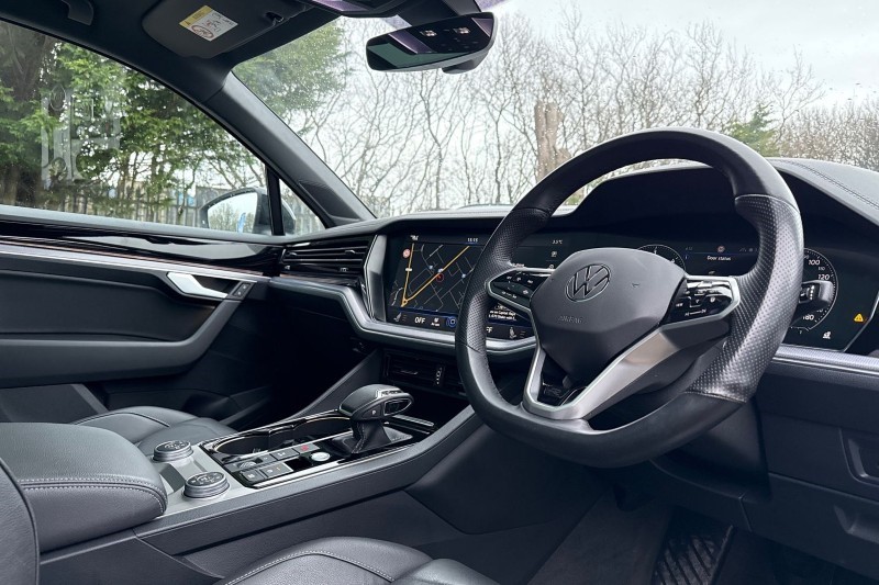 2022 (71) VOLKSWAGEN TOUAREG 3.0 V6 TDI 4Motion Black Edition 5dr Tip Auto 4938385