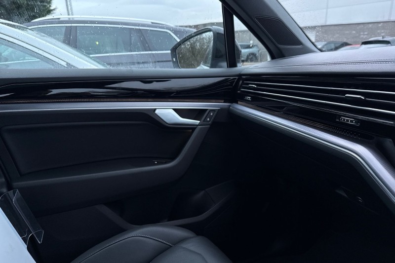 2022 (71) VOLKSWAGEN TOUAREG 3.0 V6 TDI 4Motion Black Edition 5dr Tip Auto 4938402