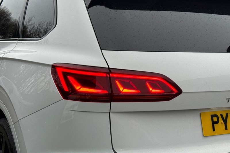 2022 (71) VOLKSWAGEN TOUAREG 3.0 V6 TDI 4Motion Black Edition 5dr Tip Auto 4938413