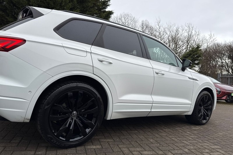 2022 (71) VOLKSWAGEN TOUAREG 3.0 V6 TDI 4Motion Black Edition 5dr Tip Auto 4938410