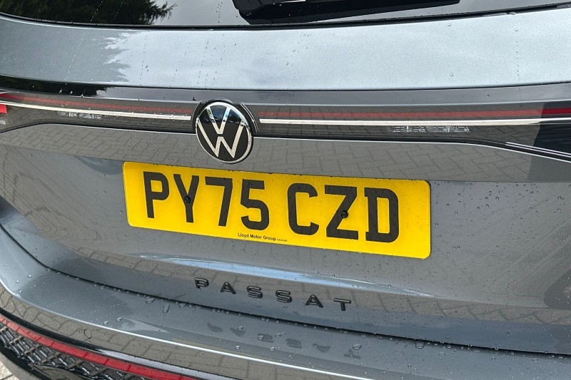 2025 (75) VOLKSWAGEN PASSAT 1.5 eTSI R-Line 5dr DSG 5423072
