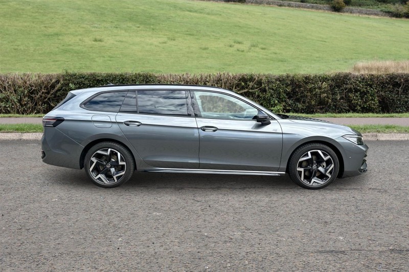 2025 (75) VOLKSWAGEN PASSAT 1.5 eTSI R-Line 5dr DSG 5423036