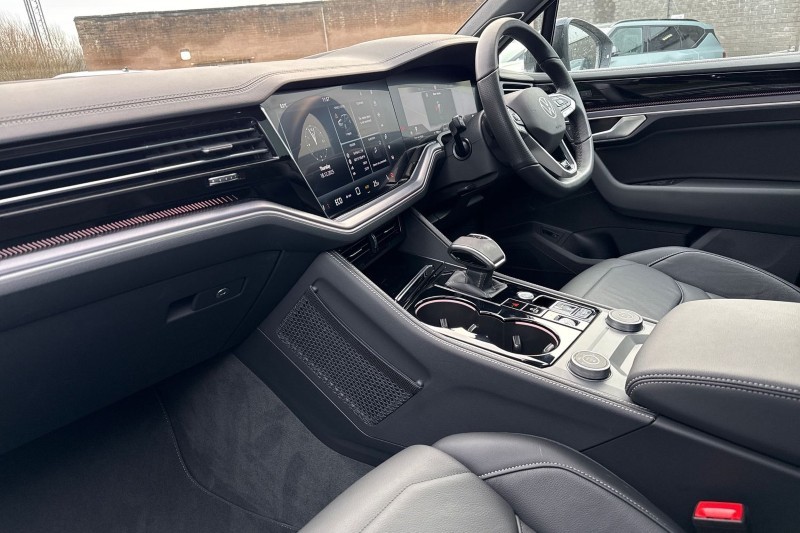 2025 (75) VOLKSWAGEN TOUAREG 3.0 V6 TDI 4Motion 286 Black Edition 5dr Tip Auto 4907822