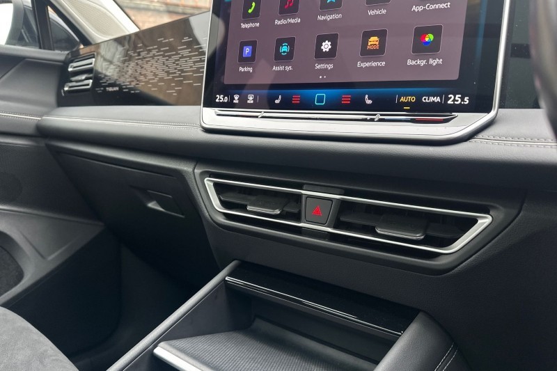 2024 (24) VOLKSWAGEN TIGUAN 1.5 eTSI 150 Elegance 5dr DSG 4989693