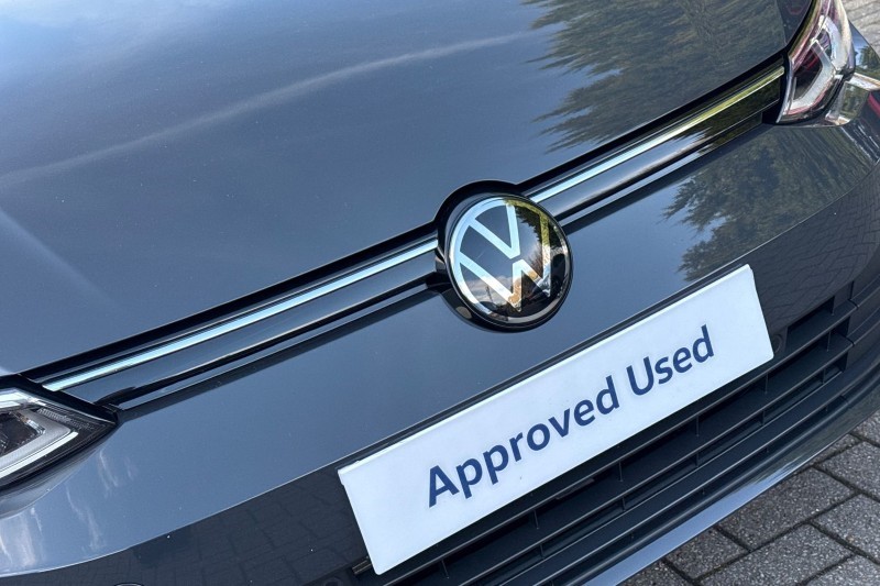 2024 (24) VOLKSWAGEN GOLF 1.0 eTSI Life 5dr DSG 5076578