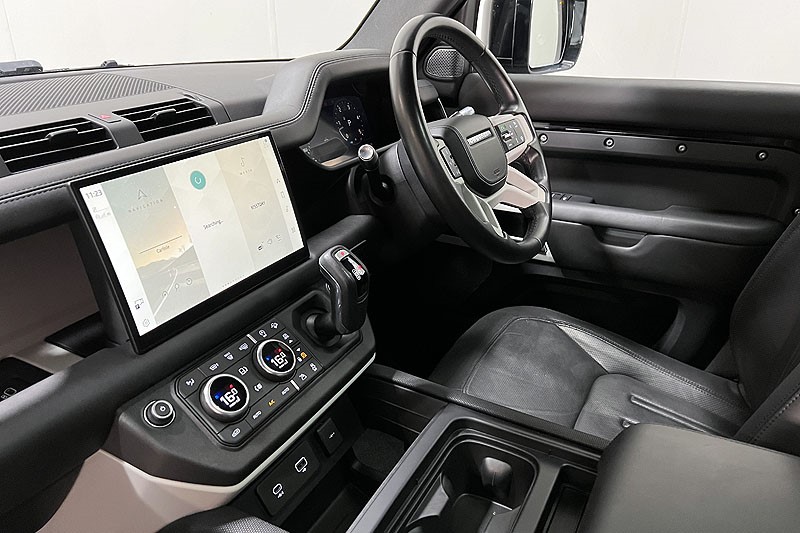 2021 (71) LAND ROVER DEFENDER 3.0 D300 X-Dynamic HSE 110 5dr Auto 3426093