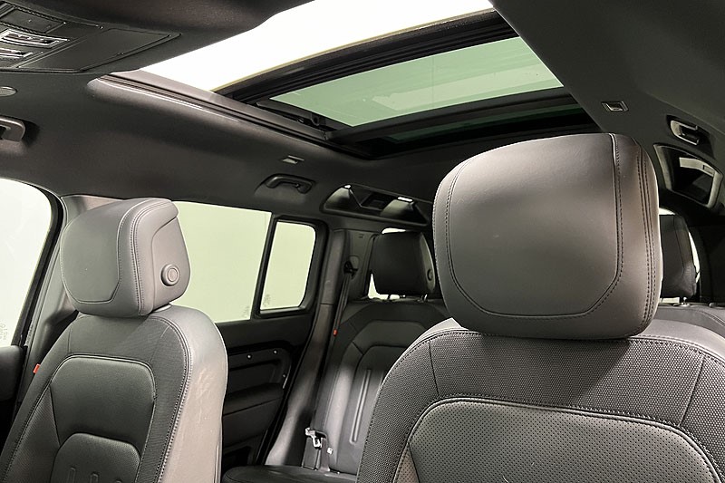 2021 (71) LAND ROVER DEFENDER 3.0 D300 X-Dynamic HSE 110 5dr Auto 3426094