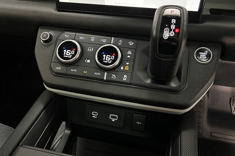 2021 (71) LAND ROVER DEFENDER 3.0 D300 X-Dynamic HSE 110 5dr Auto 3426079