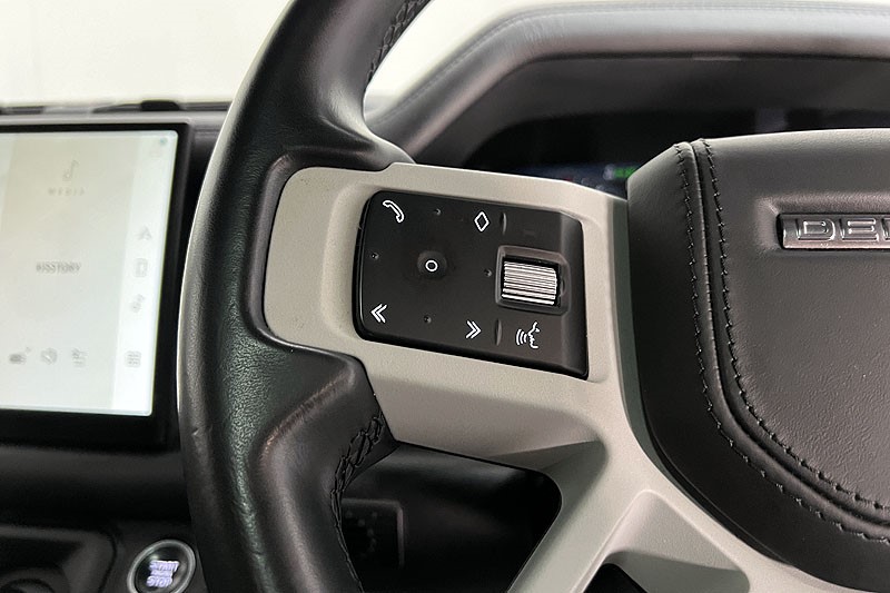 2021 (71) LAND ROVER DEFENDER 3.0 D300 X-Dynamic HSE 110 5dr Auto 3426077