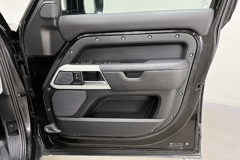 2021 (71) LAND ROVER DEFENDER 3.0 D300 X-Dynamic HSE 110 5dr Auto 3426067