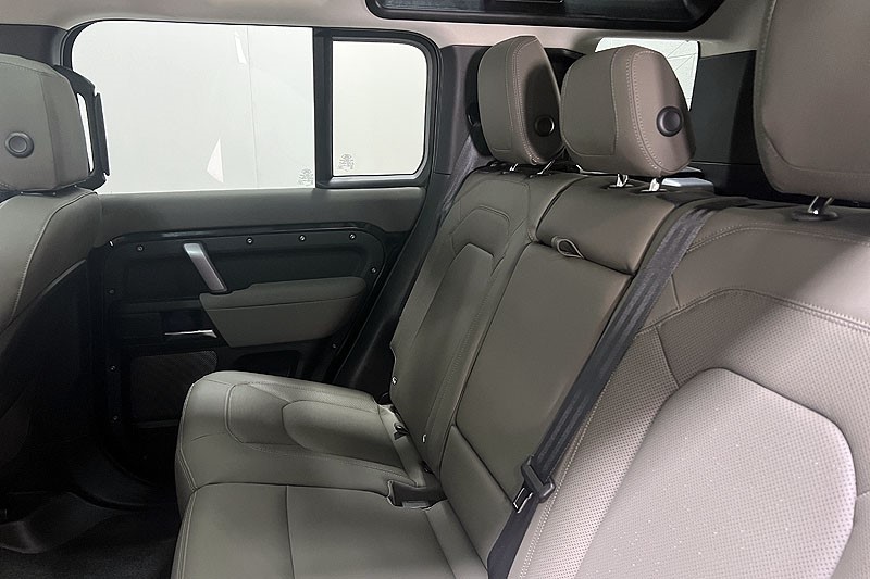 2022 (22) LAND ROVER DEFENDER 3.0 D250 X-Dynamic S 110 5dr Auto 3438735