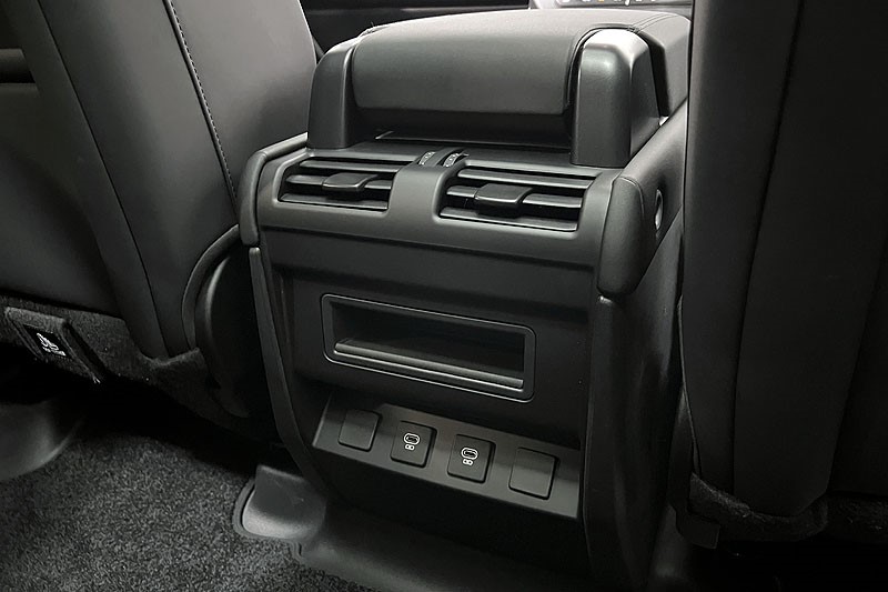 2025 (25) LAND ROVER DEFENDER 3.0 D250 X-Dynamic SE 110 5dr Auto 4912782