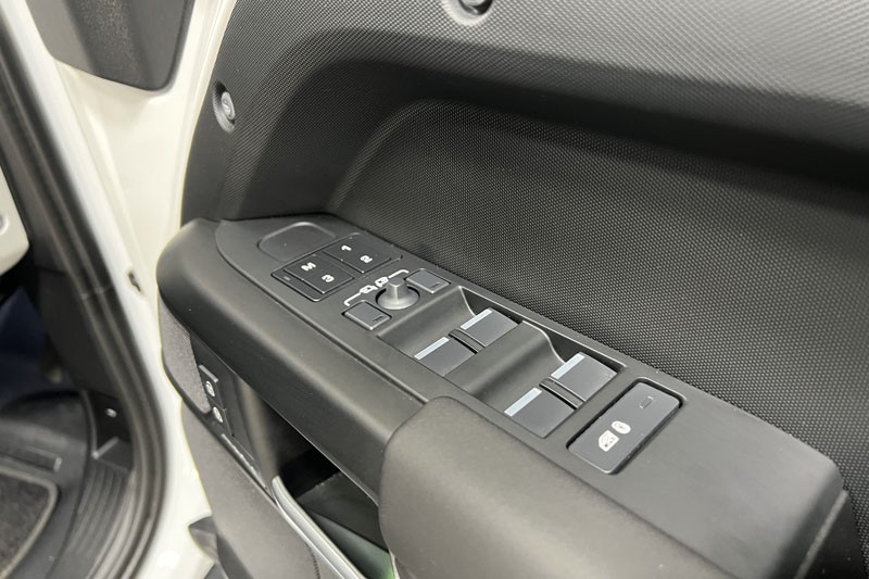 2025 (75) LAND ROVER DEFENDER 3.0 D250 X-Dynamic SE 110 5dr Auto 5320267