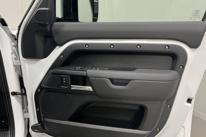 2025 (75) LAND ROVER DEFENDER 3.0 D250 X-Dynamic SE 110 5dr Auto 5320266