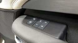 2023 (73) LAND ROVER DISCOVERY 3.0 D300 Dynamic SE 5dr Auto 5204582